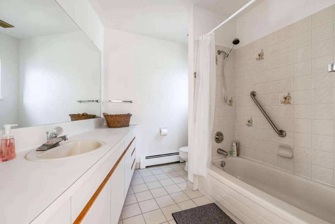 Sunny 1-Bedroom Private Rooms In Charming バンクーバー エクステリア 写真